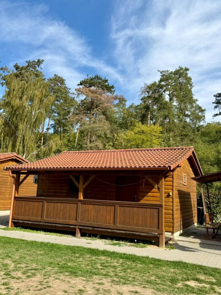 Drevený zrub s terasou v areáli ranča
